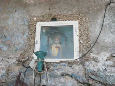 Ci avviciniamo, notando sull�entrata un�edicola dedicata a San Nicola, la cui statuetta � protetta da un vetro impolverato
